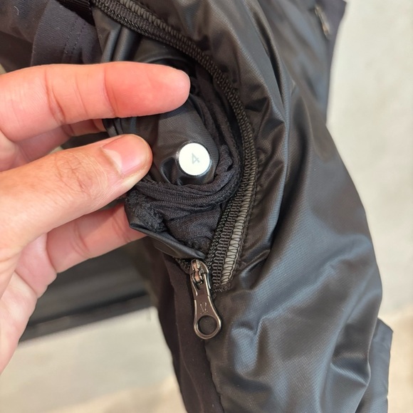 Lululemon Down For A Run Vest in Black, Size 4 - Picture 13 of 16